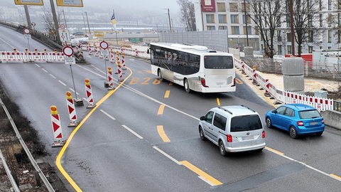 Auch dieser Busfahrer war auf der B10, Blaubeurer Ring, offenbar überrascht und fuhr von ganz rechts nach ganz links. Schließlich musste er nach rechts - Richtung Innenstadt Ulm.
