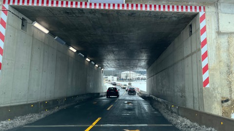 Diese Behelfsunterführung führt die Autofahrer hinter dem Blaubeurer Ring in Ulm auf die B10 Richtung Norden.