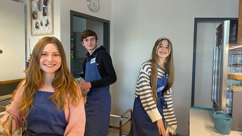 Lucia, Matti und Alex (von links) macht die Arbeit im Soli-Café in Ulm riesigen Spaß. Sie wollen im "Aktiven Schuljahr" in ihrer Freizeit neben der Schule 50 ehrenamtliche Stunden leisten.