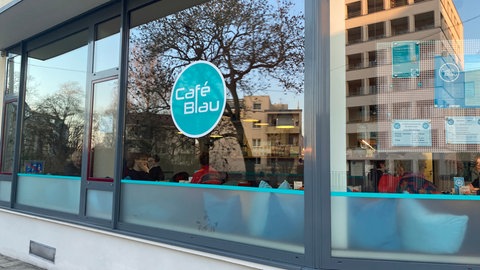 Das Café Blau in Ulm - hier stehen Matti, Alex und Lucia an der Kaffeemaschine und bedienen die Gäste. Einmal pro Woche arbeiten sie hier im Wechsel trotz Schule ehrenamtlich.