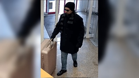 Auf einem weiteren Fahnudungsfoto der Polizei ist der Täter mit einem auffälligen Koffer zu sehen. Die Farbe des Koffers ist altrosa.