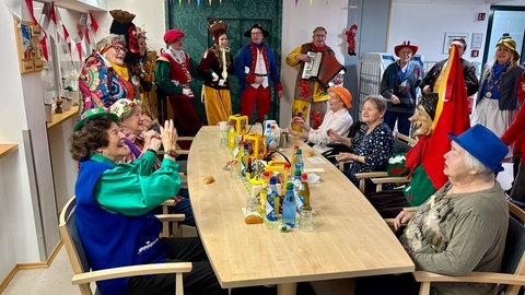 Schunkeln,Lachen und Singen. Senioren feiern den Glompigen Doschdig in Munderkingen.