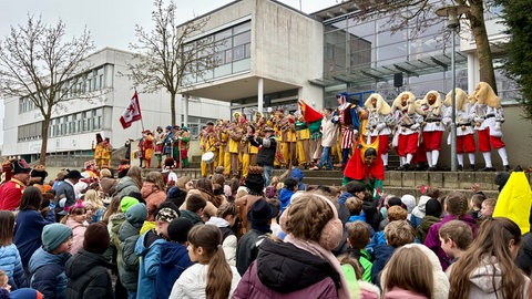 Tommgesellenzunft und Schulkinder der Schule an der Donauschleife singen gemeinsam das Narrenlied.