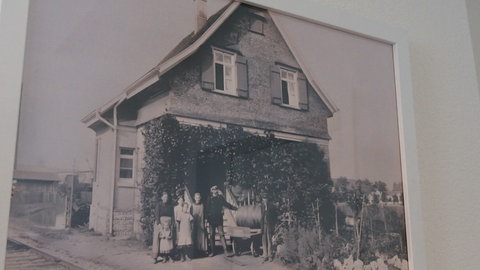 So sah das Bahnhäusle früher aus. Das schwarz-weiß-Bild mit einer Familie im Vordergrund hängt an der Wand in der Currywurst-Bude erinnert an vergangene Zeiten. 