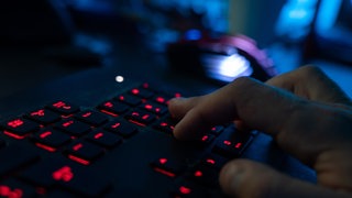 Jemand schreibt im Dunkeln auf einer Tastatur (Symbolbild): Ein Mann aus dem Ostalbkreis soll den sexuellen Missbrauch von Minderjährigen im Internet in Auftrag gegeben und dann live mitverfolgt haben. Er wurde Anfang Februar festgenommen.