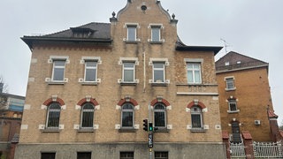 Die Justizvollzugsanstalt in der Ulmer Friedrichsau: Ein junger Autofahrer hat am Wochenende in Ulm erst eine Ampel gerammt und dann eine Gefängnismauer. 