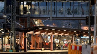 Reisende stehen am Gleis am Ulmer Hauptbahnhof. Wegen einer technsichen Störtung im zentralen Stellwerk kam der Zugverkehr rund um Ulm zum Erliegen.