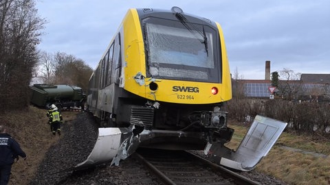Auch der Zug und die Schrankenanlage wurden bei dem Unfall in Langenau beschädigt.