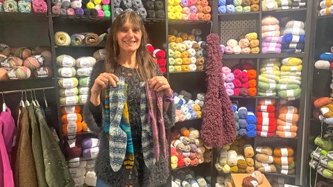 Manuela Seitter in ihrem Wollladen in Ulm - hier entstand die Idee für die Aktion "Warme Füße". Inzwischen beteiligen sich Freiwillige von überall, um Socken für obdachlose Menschen zu stricken.