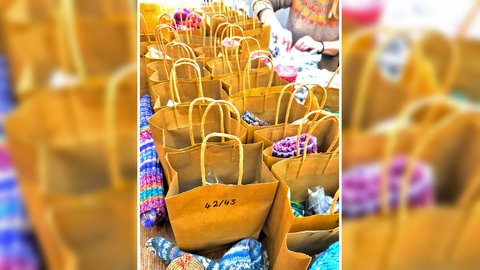 Fertige, selbstgestrickte Socken - meist werden sie hübsch in Tüten verpackt und so dem Team vom Kältebus des DRK übergeben. In der Weihnachtszeit wurden damit bereits Obdachlose versorgt.