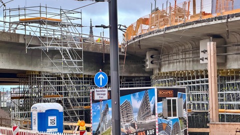 Damit die darunterliegenden Gleise beim Rückbau der Wallstraßenbrücke nicht beschädigt werden, muss zuerst ein Gerüst entlang der Brücke aufgebaut werden. Das soll etwa zwei Wochen dauern.