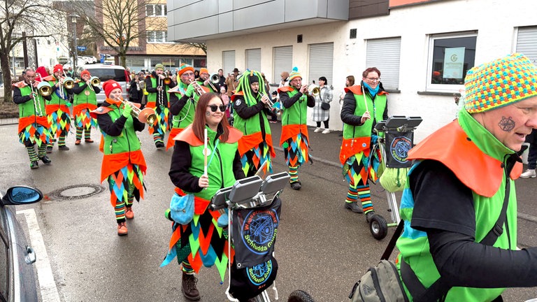 Guggenmusik führt den Kinderfaschingsumzug in Aalen-Wasseralfingen an.