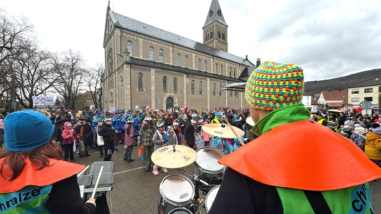 Guggenmusik spielt in Aalen-Wasseralfingen vor dem Rathaus 