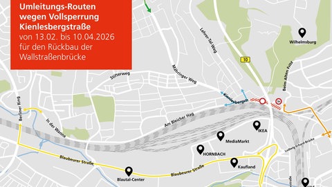 Der gesperrte Abschnitt trennt Eselsberg und Kienlesberg voneinander. Um nördlich der Bahngleise vom einen Stadtteil in den anderen zu kommen, müssen jetzt Umleitungen gefahren werden.