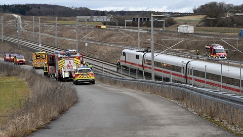 Der ICE musste bei Ulm-Scharenstetten wegen einer heißgelaufenen Bremse gestoppt und evakuiert werden.