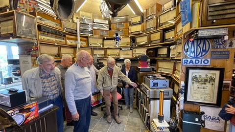 Der Radiostammtisch zu Besuch im Radiomuseum: Seit rund 30 Jahren treffen sich die Hörfunkbegeisterten Freunde schon.
