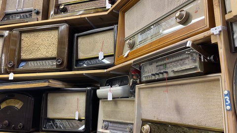 Radios wohin man schaut: Walter Hauf stellt in seinem Radiomuseum 1.300 Radios aus.