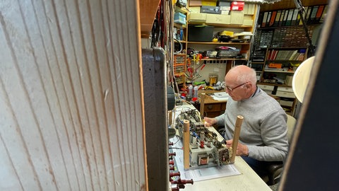 Werner Hauf tüftelt in seiner Werkstatt: Hier hat er schon einige Radios wieder zum Laufen gebracht.