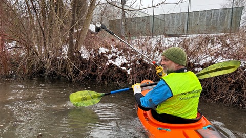 Alex Feiler fischt eine Dose aus der Brenz in Heidenheim. Ganz fertig mit Saubermachen wird der Verein aber nie - jedes Jahr landet wieder neuer Müll im Fluss.