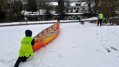Trotz Schnee und Kälte geht es ab auf die Brenz. Auch die kleineren Vereinsmitglieder helfen gerne bei der Putzaktion mit.