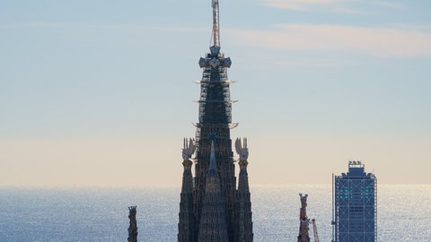 Die Sagrada Familia hat jetzt ihre endgültige Höhe erreicht und überragt die bisher höchste Kirche der Welt, das Ulmer Münster, um rund elf Meter. 