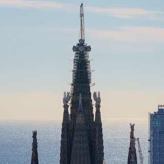 Die Sagrada Familia hat jetzt ihre endgültige Höhe erreicht und überragt die bisher höchste Kirche der Welt, das Ulmer Münster, um rund elf Meter. 