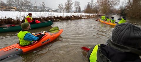 Dick eingepackt und mit wachsamen Augen patrouilliert der Kanuverein Heidenheim die Brenz. Die Aktion scheint Wirkung zu zeigen: Zwar sind es immernoch hunderte Kilo Müll, aber es wird jedes Jahr etwas weniger.