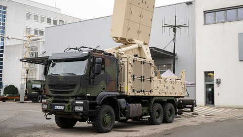 Ein Nahbereichsradar TRML-4D auf einem Lkw steht auf dem Gelände des Ulmer Unternehmens Hensoldt. Die Firma wächst. Auch wegen dem Krieg in der Ukraine.