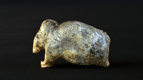 Schon vor rund 40.000 Jahren ritzten Steinzeit-Menschen Linien, Kerben, Punkte oder Kreuze in bestimmten Abfolgen auf Elfenbein-Plättchen, Tierknochen und Werkzeuge