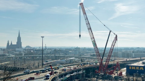 Beim Abbruch der B10-Wallstraßenbrücke in Ulm kommt ein rund 126 Meter hoher Kran zum Einsatz.