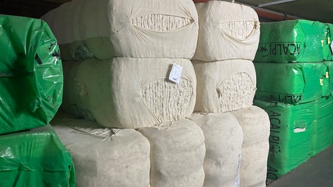 Riesige Ballen mit Baumwolle - diese wird im Werk der Firma Otto in Balzheim (Alb-Donau-Kreis) zu Garn verarbeitet.