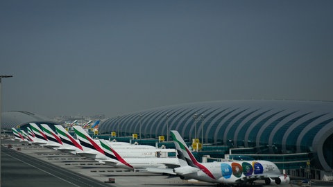 Emirates-Flugzeuge werden nach der Schließung des Dubai International Airport geparkt..............