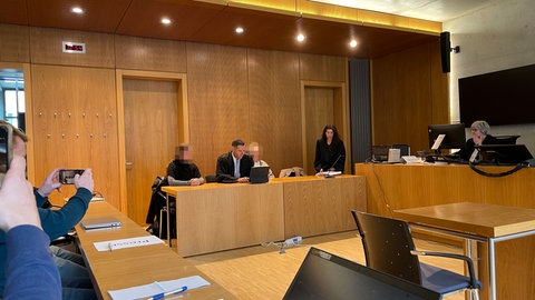 Am Dienstag mussten sich die Mutter des Kindes und deren Mutter vor dem Amtsgericht Neu-Ulm wegen fahrlässiger Kindstötung verantworten.