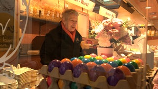 Bunte Blumen und bunte Ostereier. Es geht wieder los für die Kaisers auf dem Ulmer Wochenmarkt.