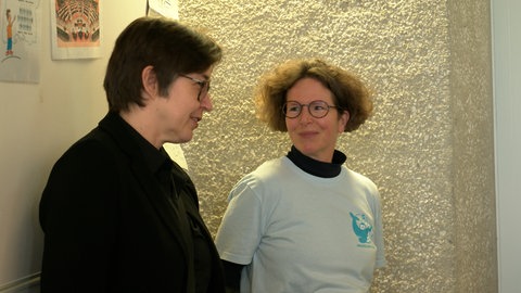 Die Idee zu dem Projekt stammt von Jana Bürgers (rechts). Die Ulmerin ist häufig als OSZE-Wahlbeobachterin im Ausland unterwegs. Lehrerin Simone Casper (links) nimmt mit ihrer Politik-AG an dem Projekt teil und ist froh, ihren Schülerinnen und Schülern in Ulm die Landtagswahl möglichst praktisch und anschaulich vermitteln zu können.