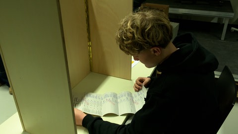 Schüler Anton Oppolzer darf im Keller des Ulmer Wahlamtes schon mal "probewählen". Zu diesem Zeitpunkt ist er noch 15 Jahre alt. Er wird noch vor der Landtagswahl 16 und möchte dann auch mitwählen.
