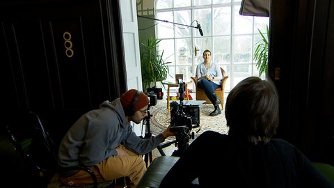 Das Drehteam und die Patientin bereiten sich auf die Aufnahme des Erinnerungsvideos vor.