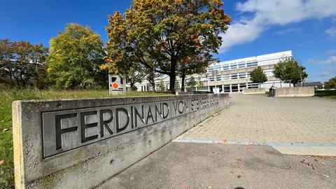 In der Ferdinand-von-Steinbeis-Schule in Ulm soll künftig Sicherheitspersonal für Ordnung sorgen.