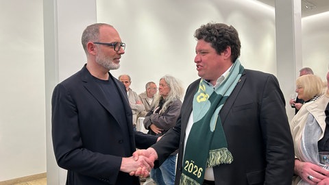Michael Joukov von den Grünen (re.) kann den Wahlkreis Ulm nicht verteidigen, stattdessen zieht CDU-Kandidat Mario Schneider (li.) direkt in den Landtag ein. 