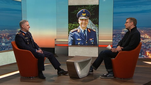 Ulmer Brigadegeneral Thomas Seifert (links) zu Gast in der Landesschau Baden-Württemberg. Der Bundeswehr-Soldat ist im Gespräch mit Florian Weber (rechts). 