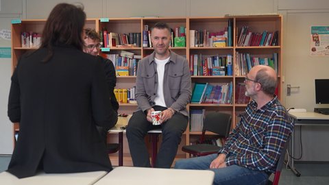 Benjamin Bauer hat am Lise-Meitner-Gymnasium in Königsbach-Stein Abitur gemacht, dorthin ist er als Lehrer zurückgekehrt.