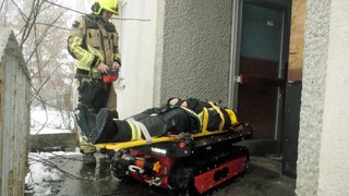 Moderne Feuerwehrtechnik im Einsatz: Der Löschroboter transportiert Verletzte aus dem Gefahrenbereich, demonstriert bei einer Übung des Spezialeinsatzzugs ZEUS der Feuerwehr Breitingen.