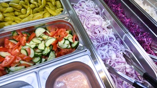 Kontrolleure haben bei einem Dönerimbiss in Ulm erhebliche Hygienemängel entdeckt. (Symbolbild)