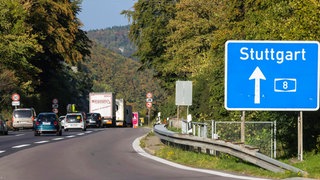 Autos fahren den A8-Albabstieg in Richtung Stuttgart hinab. Ab Freitagabend wird der sogenannte Albabstieg der A8 am Drackensteiner Hang in Fahrtrichtung Stuttgart gesperrt.