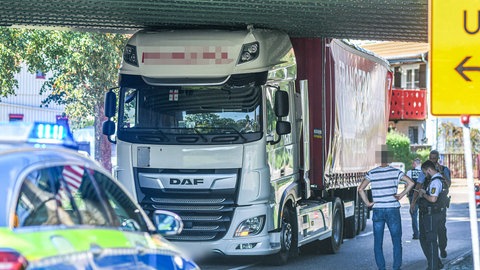Abruptes Ende einer Lkw-Fahrt: Immer wieder bleiben Lastwagen in der Unterführung in Jagstzell hängen. Die Durchfahrt ist nur für Fahrzeuge von bis zu dreieinhalb Metern Höhe zugelassen.