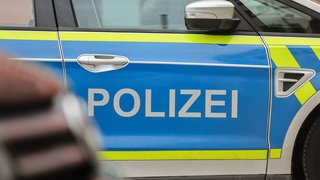 Ein Streifenwagen der Polizei. Nach einem Juwelier-Einbruch vergangene Woche in Erbach im Alb-Donau-Kreis ist den Beamten ein schneller Fahndungserfolg gelungen. (Symbolbild)