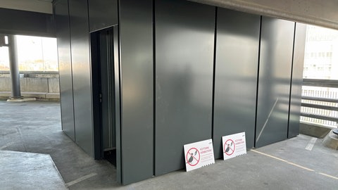 Der Taubenschlag ist auf dem Deck eines Parkhauses in der Innenstadt eröffnet worden. Der drei auf drei Meter große Metallcontainer nimmt zwei Parkplätze ein.