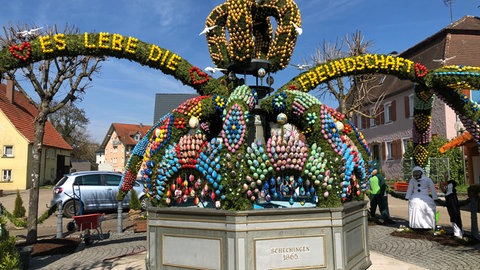 13.500 schmücken den Osterbrunnen in Schechingen im Jahr 2026.