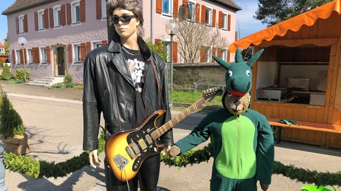 Auch eine Schaufensterpuppe von Peter Maffay ist am Osterbrunnen in Schechingen aufgebaut. 