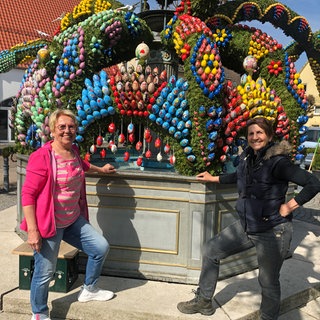 Iris Jekel (re.) und Marianne Kolb (li.). Rund 13.500 Eier schmücken den Osterbrunnen Schechingen im Jahr 2026.